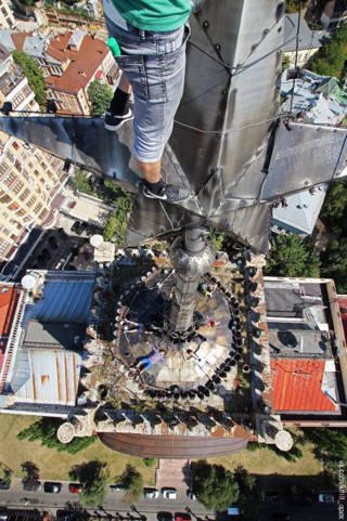 Illustration for article titled The craziest of the Russian city climbers is beyond insane